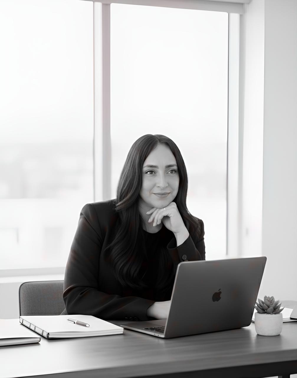 ILV sentada escritorio